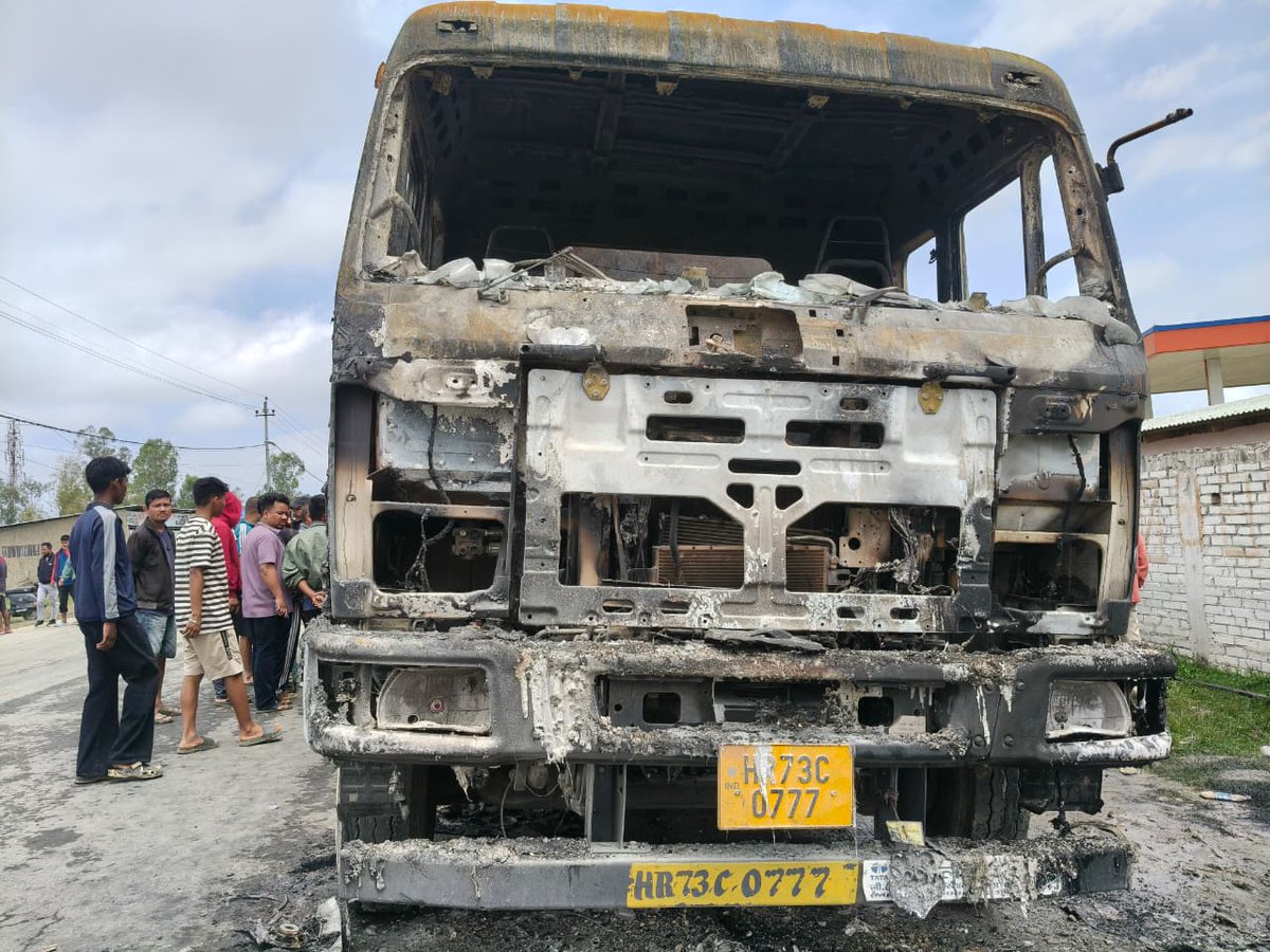 NELiveTV's tweet photo. Manipur: Irate Mob set Trucks on Fire in Bishnupur After Mortar Attack Kills Two Children
#setonfire #damagetoproperty #Bishnupur #Manipur #northeastlive https://t.co/2d9CRfchfO