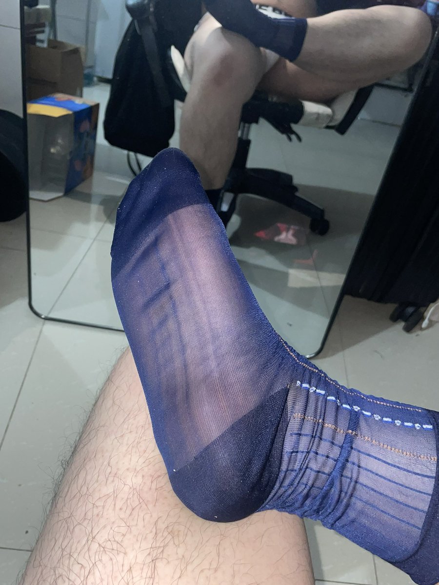 xiaolinhaopang's tweet photo. 黑还是蓝 #锦纶  #舔脚 https://t.co/HDxavgMnA4