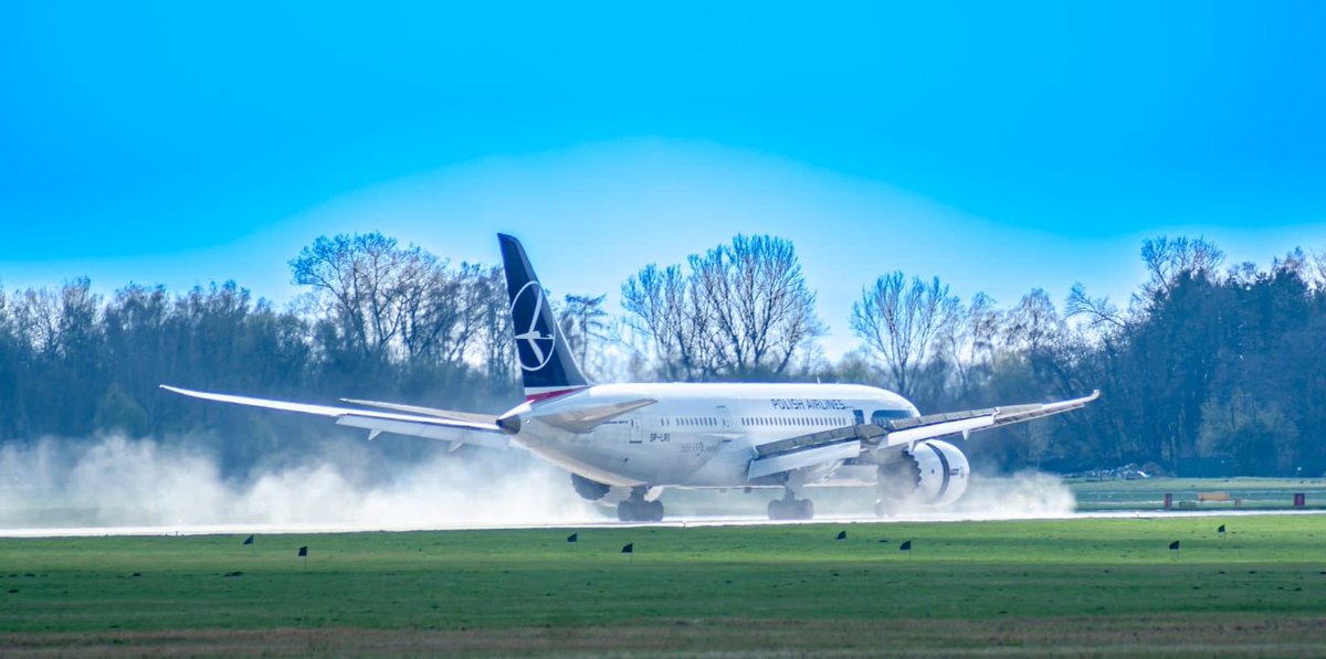 KrakowAirport's tweet image. Dzień dobry!😀
W tygodniu przedświątecznym obsłużyliśmy w #KrakowAirport✈️ aż 274 917 pasażerów 🎉
Rekordowy był Wielki Piątek – tego dnia podróżowało z nami 45 577 osób💪
Dziękujemy z zaufanie! #flyKRK🩵 
📷 Grzegorz Żywar #spotting