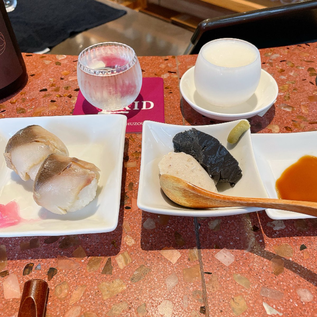 k3blog's tweet photo. 休日飲み歩きデー

まずはパーティーさんでブラインド🍷

その後、ずっと伺いたかった平和醸造さんの、どぶろく兜町醸造へ

こちらで仕込んだどぶろくをそのまま味わえます。米のつぶつぶが残っててうまし👍

ちょっとしたおつまみもあるし、日本酒の紀土やクラフトビールも楽しめて最高✨ https://t.co/HWgDBntFUt