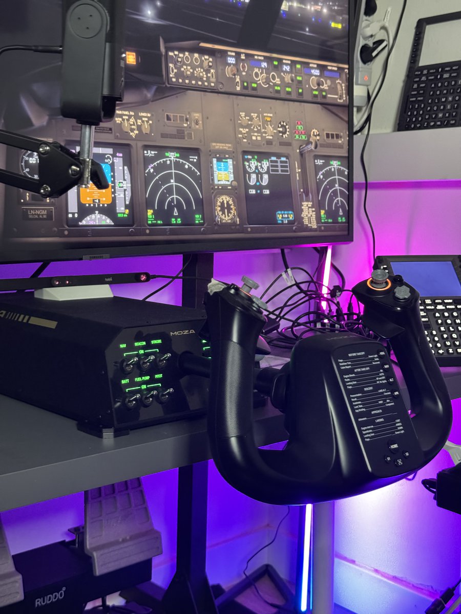 moza_racing's tweet image. Your workspace, now boarding as an aviation cockpit. ✈️

📸: rdrevolucion

#MOZACreatorProgram25 #moza #mozaflight #flightsim #flying #pilot #flight #flightsimgear #yoke