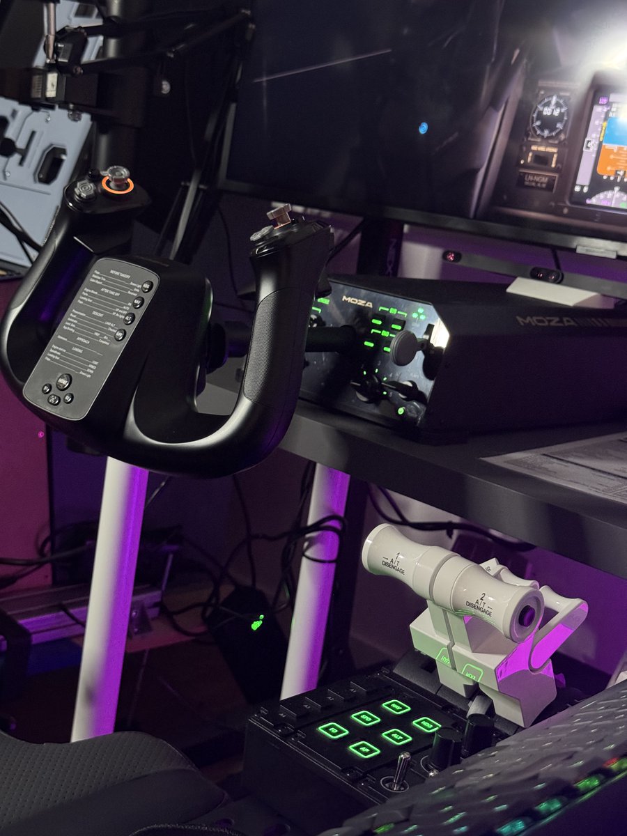 moza_racing's tweet image. Your workspace, now boarding as an aviation cockpit. ✈️

📸: rdrevolucion

#MOZACreatorProgram25 #moza #mozaflight #flightsim #flying #pilot #flight #flightsimgear #yoke