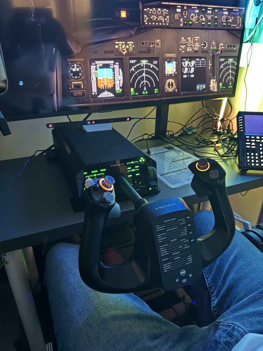 moza_racing's tweet image. Your workspace, now boarding as an aviation cockpit. ✈️

📸: rdrevolucion

#MOZACreatorProgram25 #moza #mozaflight #flightsim #flying #pilot #flight #flightsimgear #yoke
