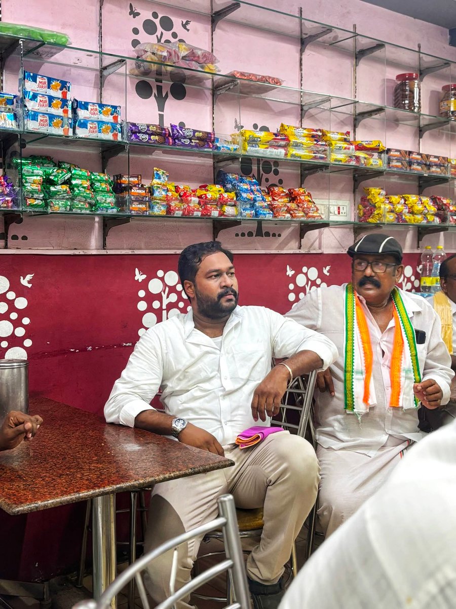 pvrvivekoffl's tweet photo. மதச்சார்பற்ற முற்போக்குக் கூட்டணியின் வெற்றி வேட்பாளர், திரு.மா.மீ.புகழேந்தி,அவர்களை ஆதரித்து தோப்புத்துறைப் பகுதிகளில் காங்கிரஸ் மற்றும் தோழமைக் கட்சி நிர்வாகிகளோடு வாக்குச் சேகரிப்பில் ஈடுபட்ட போது..

#Election2026
#வெல்வோம்_ஒன்றாக
#Vote4DMK https://t.co/DPupJJ791D