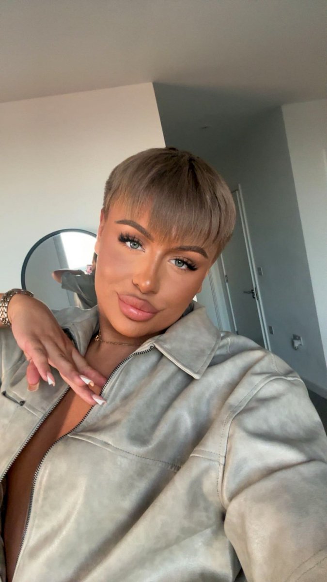 dazwutt's tweet image. drip or drown 💧#femboy #makeup #fashion