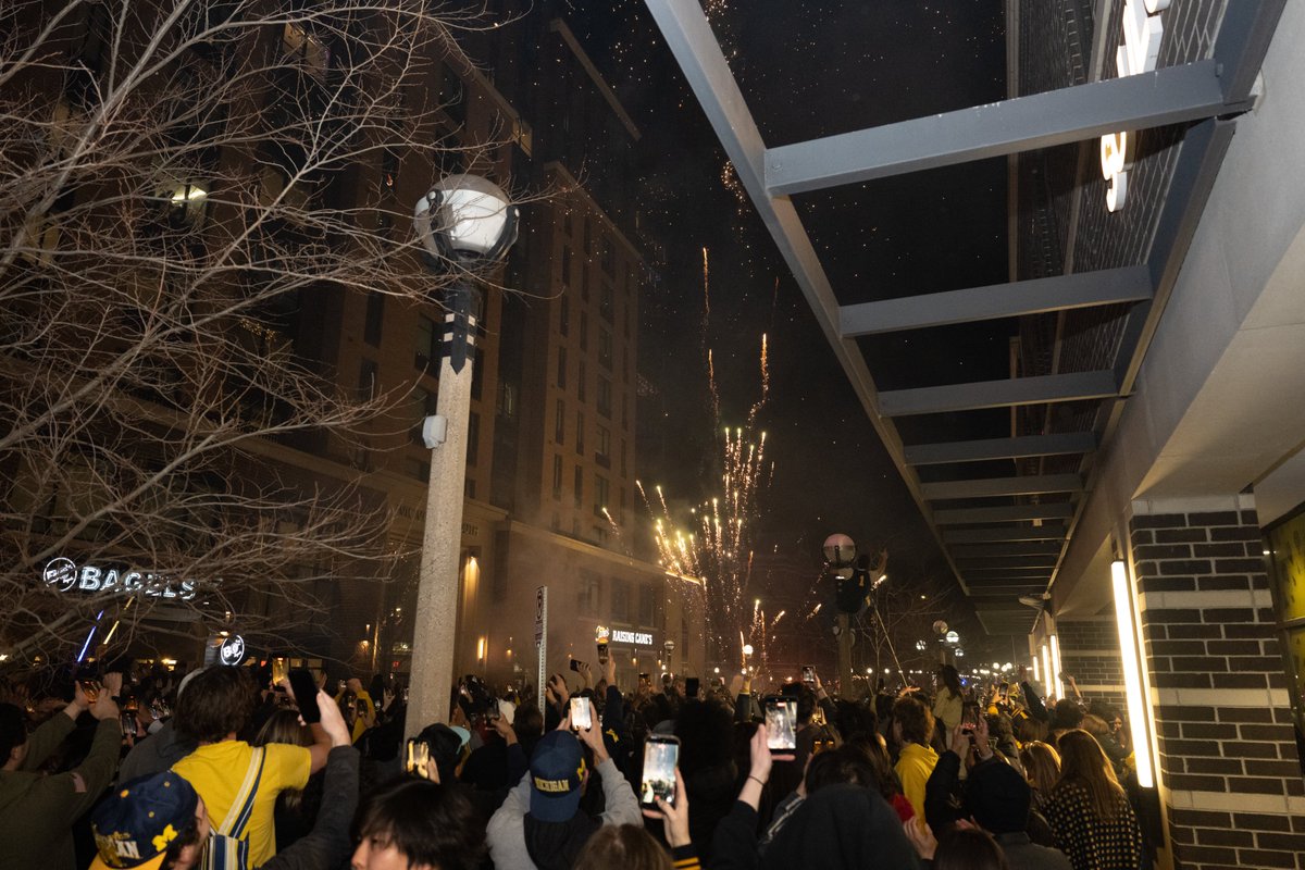 umichbball's tweet photo. There's a party in Ann Arbor! https://t.co/hwBad6HJ59