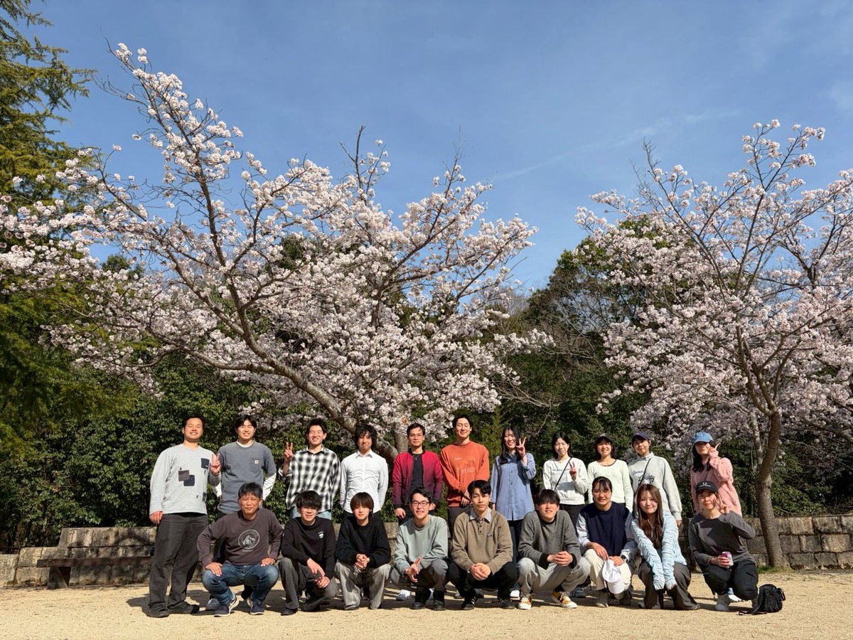 Sadakane_Lab's tweet photo. 新4年生歓迎お花見🌸 https://t.co/dEFsF4CbQe