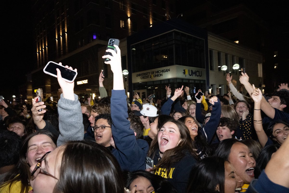 umichbball's tweet photo. There's a party in Ann Arbor! https://t.co/hwBad6HJ59