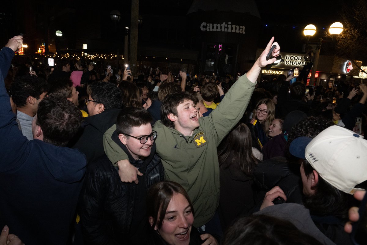 umichbball's tweet photo. There's a party in Ann Arbor! https://t.co/hwBad6HJ59