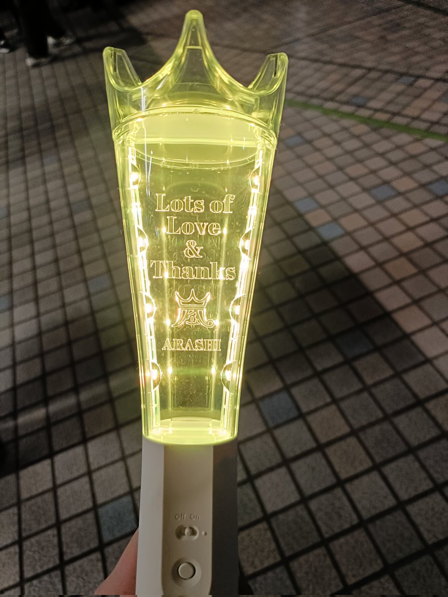 gude0731's tweet photo. 昨日さ、昨日、嵐のライブ行ってきたんだけどさもういくと語彙力なくなるし、
とにかく言えるのは、そこには5年前となんにも変わらない嵐がいて
すごい幸せ空間で思い出すだけで泣いて😭
今まで行ったどの嵐のライブよりもよくて嵐史上最高傑作のライブだったよ😌
ありがとう💛 https://t.co/WTeTiZCUTE