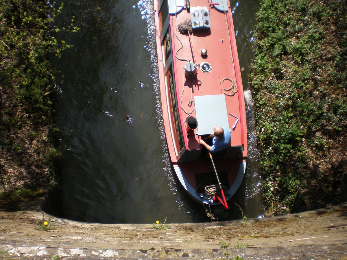 retired_tom's tweet photo. My photos from #April 2009
@CanalRiverTrust #GrandUnionCanal #TringSummit #Bridge #Narrowboat #Reflections
#Canals & #Waterways can provide #Peace & #calm for your own #Wellbeing #Lifesbetterbywater #KeepCanalsAlive https://t.co/pOfoMana7W