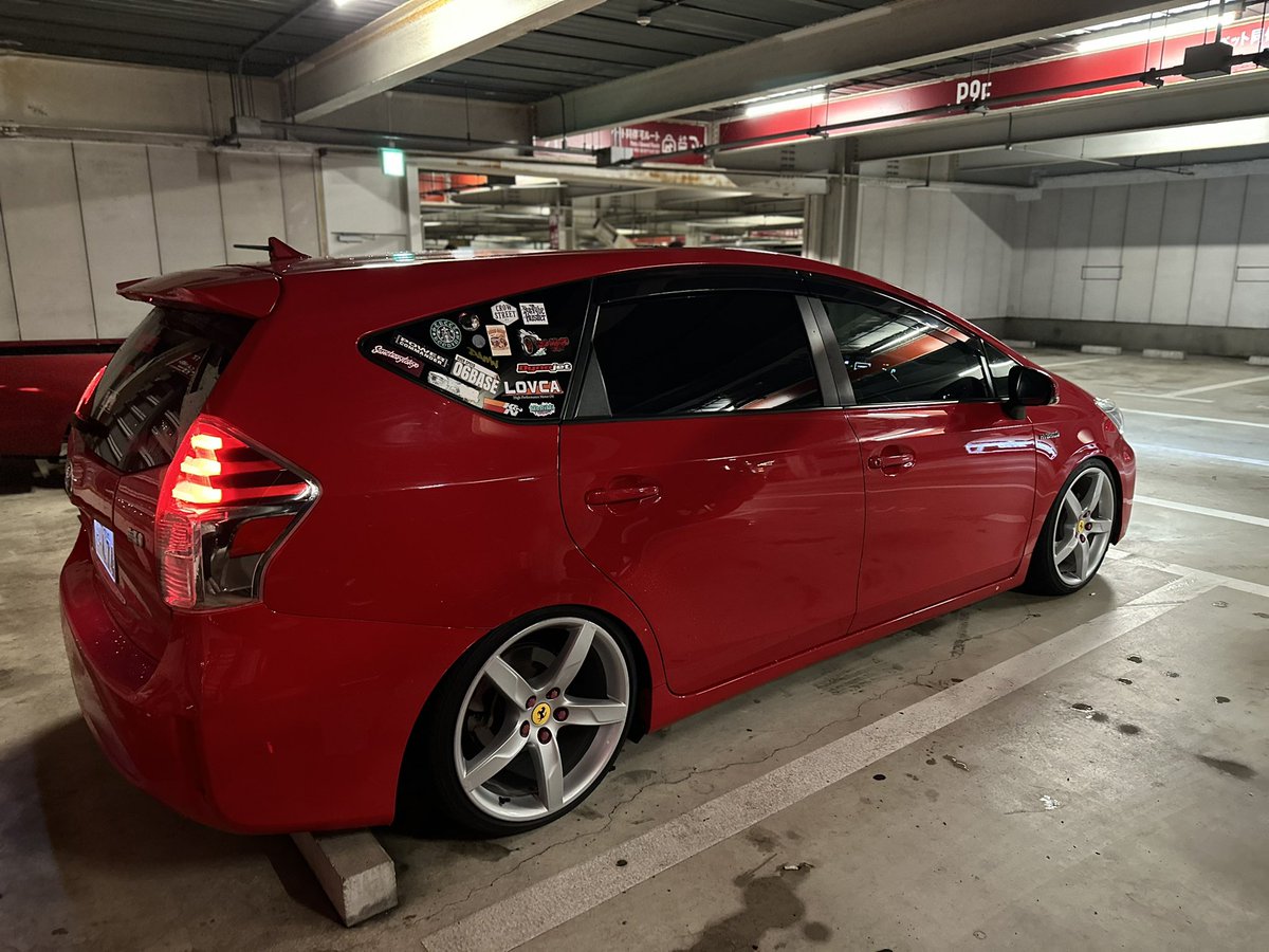 サラッとオシャレな足車をテーマに
重すぎた腰をやっと上げました😌
プリウスαのこのレッドに似合うホイールは
多分こいつがNo.1😇
プリウスαに19インチ10Jは
中々パツパツすぎた😮‍💨
都内コインパ、立駐、踏切が余裕で行ける
この車高がきっと大人の部類に入るでしょう😌

#純正流用
#フェラーリ流用