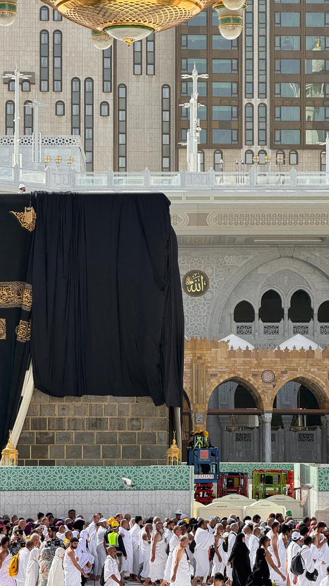 HaramainInfo's tweet photo. The Kaabah today whilst maintenance is taking place https://t.co/bz2qNGS1Go