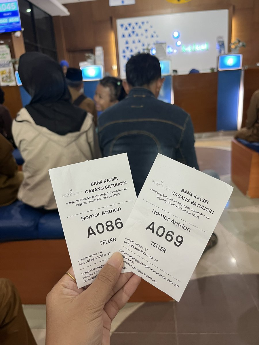 yyunn72's tweet photo. pas datang auto lemes antrian 86, tbtb dikasih orang baik antrian 69, walaupun masih tetap 3 jam menunggu 🫠 https://t.co/UKifIJslme