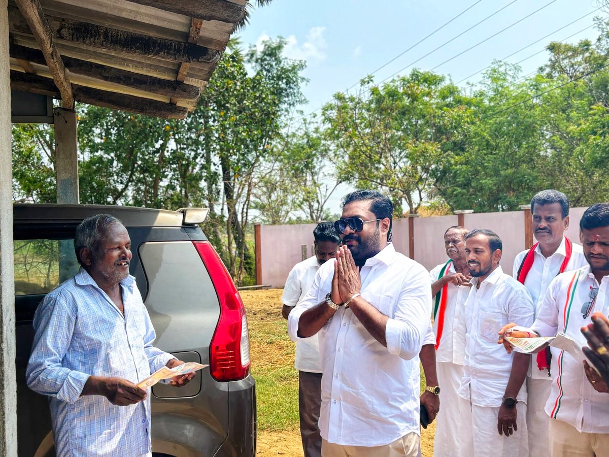pvrvivekoffl's tweet photo. மதச்சார்பற்ற முற்போக்குக் கூட்டணியின் வெற்றி வேட்பாளர் திரு.மா.மீ.புகழேந்தி,அவர்களை 
ஆதரித்து பஞ்சநதிக்குளம் நடுச்சேத்தி ஊராட்சியில் காங்கிரஸ் மற்றும் தோழமைக் கட்சி நிர்வாகிகளோடு,வாக்குச் சேகரிப்பில் ஈடுபட்ட போது..

#Election2026
#வெல்வோம்_ஒன்றாக
#Vote4DMK 
@girishgoaINC https://t.co/AoY7DfgWWY