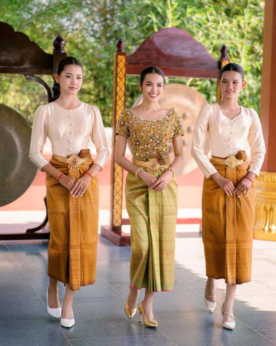 mayuh2021's tweet image. ស្រស់ស្អាត និងសមសួនបែបនារីខ្មែរ តែម្តង 😍🇰🇭✨️🍃💖

#Cambodia #follower #standupnews #highlights #វប្បធម៌ខ្មែរ #កម្ពុជា #សង្រ្កាន្តឆ្នាំថ្មី #សង្រ្គាមមានតែក្តីវិនាស