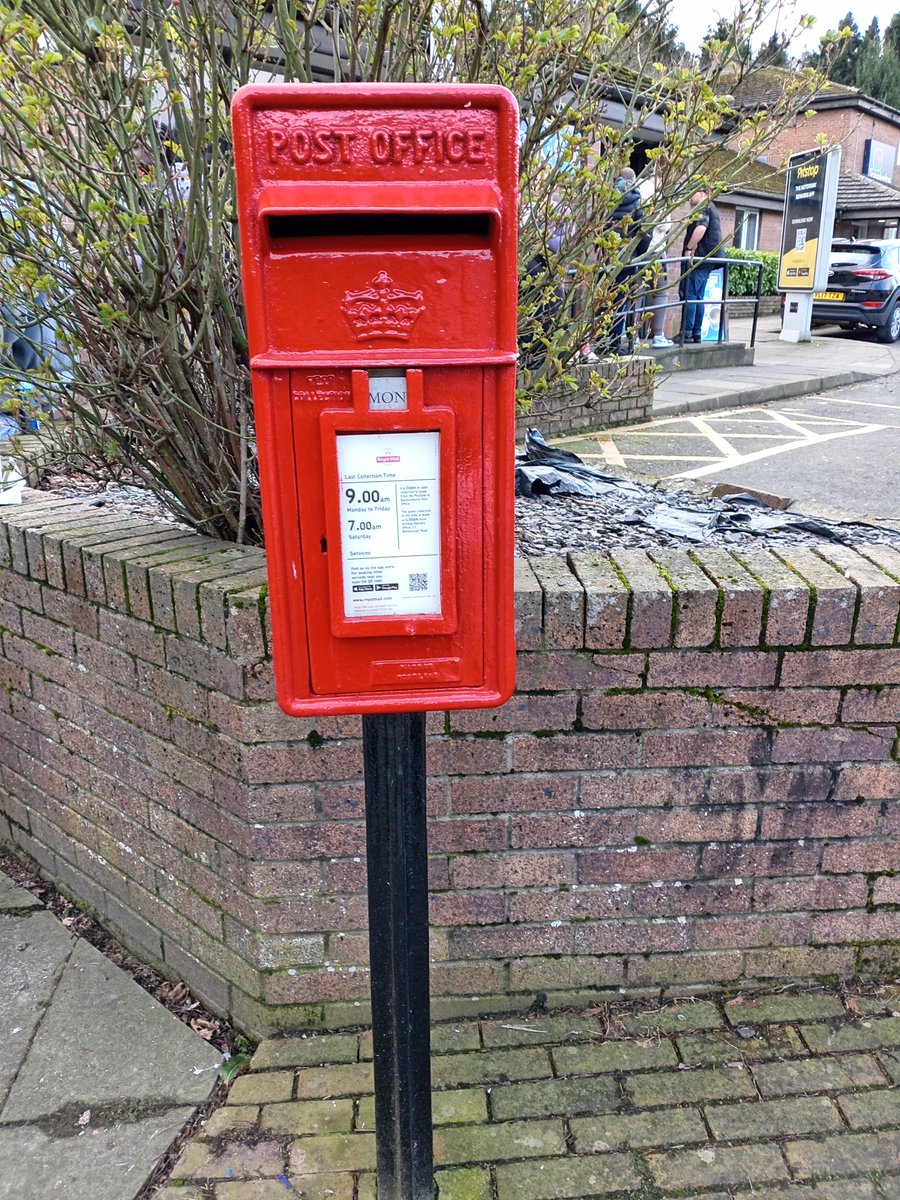 RobPike18's tweet photo. This one was doing sterling service in Stirling Services, where the M80 and M9 meet. Located near the queue for the Greggs! 
#postboxsaturday https://t.co/D9oNFk8QfK