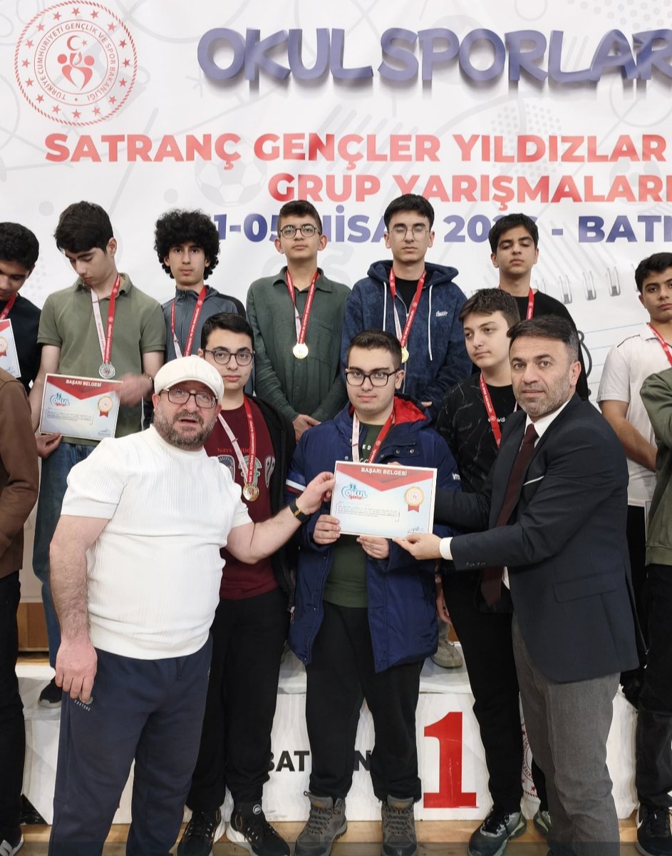 elazigmem's tweet photo. Batmanda düzenlenen Okul Sporları Satranç Genç Yıldızlar Grup Yarışmaları sonucunda Cemil Meriç Fen Lisesi Bölge Birincisi olarak ilimizi Türkiye Finallerinde temsil etmeye hak kazandı.
Öğrencilerimizi ve öğretmenlerimizi tebrik eder, Türkiye Finallerinde başarılar dileriz. @tcmeb @SahinBeraat