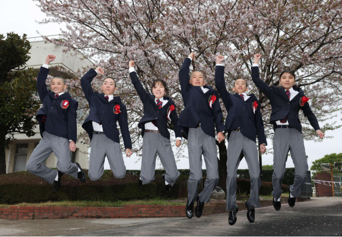 goku_uma's tweet photo. 🎓女性２人を含む７人ジョッキーの卵が入学、現役騎手の子は２人／競馬学校入学式 https://t.co/rfgwSvApI8