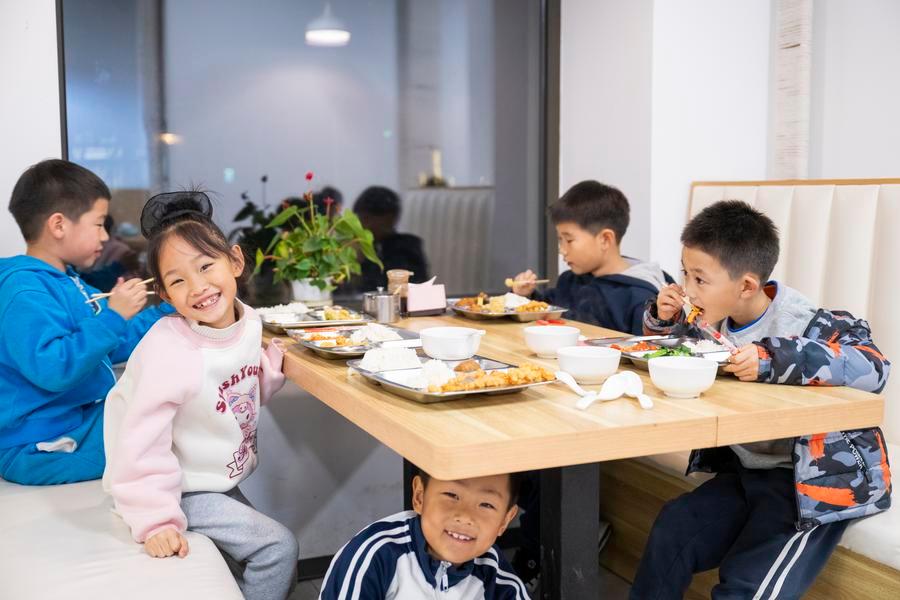 chinascio's tweet image. From playgrounds to policy, #China is reimagining its cities through a "one-meter perspective." 

By redesigning transit and parks at a #child's eye level—and even hiring "junior planners"—the goal is a society where kids are seen, heard, and respected.
english.scio.gov.cn/chinavoices/20…