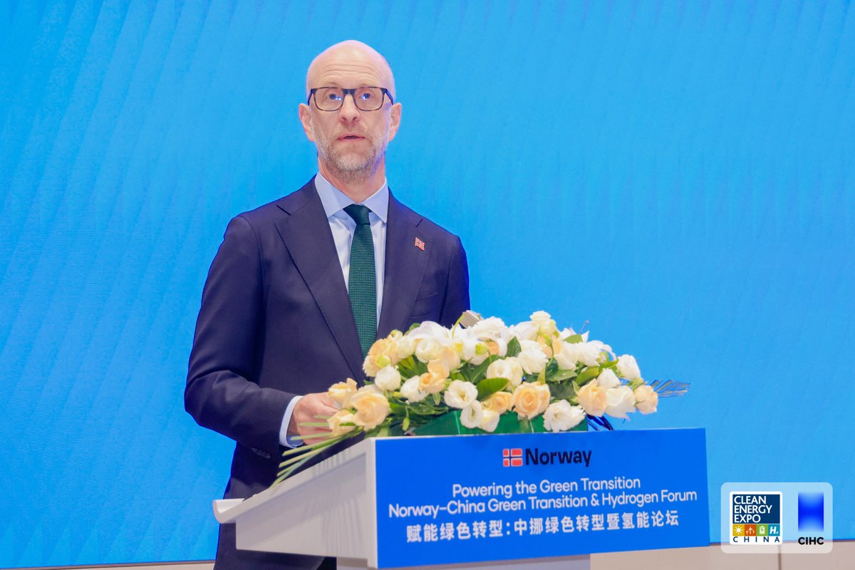 NorwayinChina's tweet photo. Opening the 🇳🇴-🇨🇳 Green Transition &amp; Hydrogen Forum in Beijing, Amb @vDysvik highlighted that collaboration is essential in the green transition. 🇨🇳 brings scale and industrial strength, while 🇳🇴 brings specialised expertise and experience across the entire value chain. https://t.co/H7yw4LA0oL