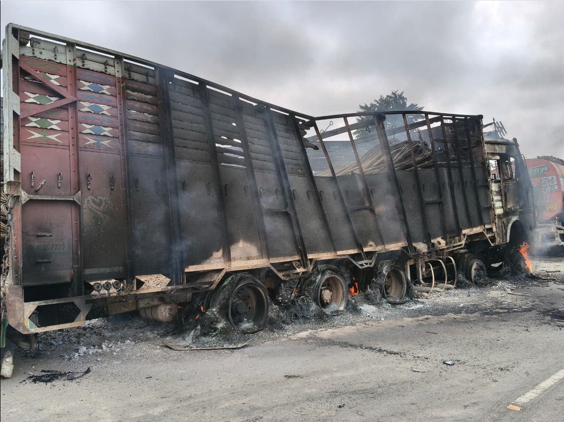 mightymanipur's tweet image. Violence only creates more pain. 
Two innocent children lost, and now more destruction follows.

Manipur deserves healing, not hatred.

Let’s choose peace over revenge. 
#Manipur #PrayForManipur #PeaceForManipur
#setonfire #damagetoproperty #Bishnupur @NELiveTV @manipur_police