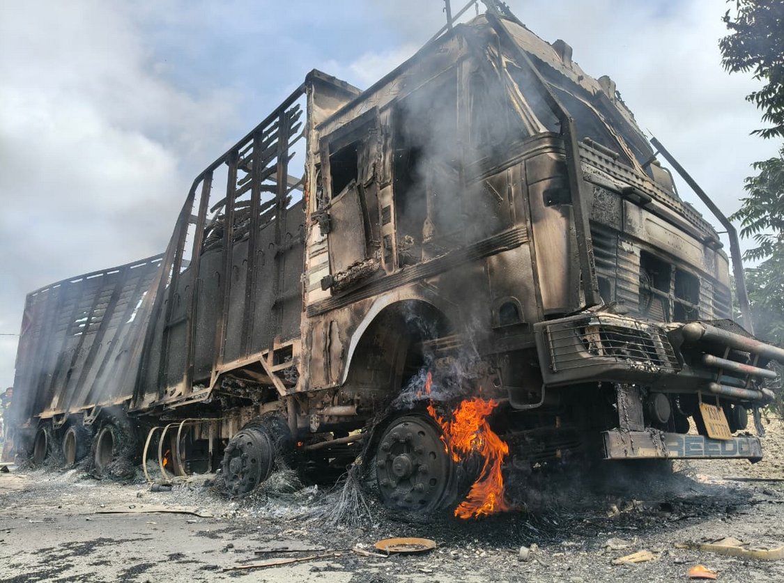 mightymanipur's tweet image. Violence only creates more pain. 
Two innocent children lost, and now more destruction follows.

Manipur deserves healing, not hatred.

Let’s choose peace over revenge. 
#Manipur #PrayForManipur #PeaceForManipur
#setonfire #damagetoproperty #Bishnupur @NELiveTV @manipur_police