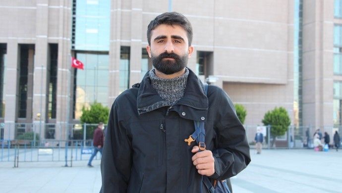 Gazeteci Aslan hakkında ceza talepli iddianame

MA muhabiri Mehmet Aslan (<a href="/mehmetaslani/">Mehmet Aslan</a>)  hakkında hazırlanan iddianamede, Aslan'ın yaptığı haberlere "sözde haber" olarak nitelendirilerek, "örgüt üyesi olmak" iddiasıyla ceza talep edildi.

mezopotamyaajansi44.com/tum-haberler/c…