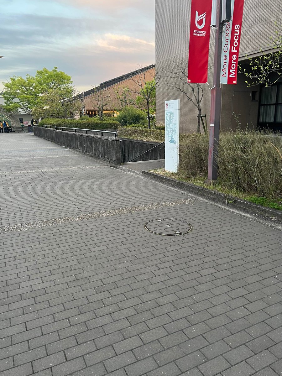 ryu_mokei's tweet photo. ワークルームの場所は、体育館横の階段を降りるとキャンパス間連絡バスのバス停がありますが、その反対側にあります！ https://t.co/XDFTkBHJbQ