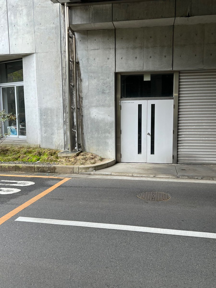 ryu_mokei's tweet photo. ワークルームの場所は、体育館横の階段を降りるとキャンパス間連絡バスのバス停がありますが、その反対側にあります！ https://t.co/XDFTkBHJbQ