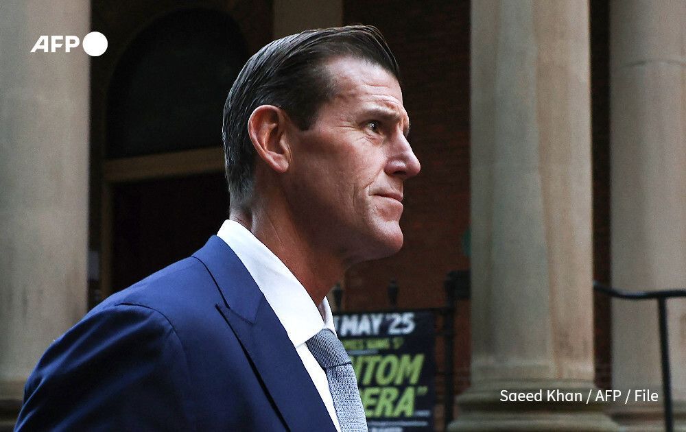 AFP's tweet photo. One of Australia's most-decorated soldiers - widely named in local media as Victoria Cross recipient Ben Roberts-Smith - has been arrested for allegedly murdering unarmed prisoners while serving in Afghanistan

https://t.co/XGVuPz9ueH https://t.co/wRahPDsiCI
