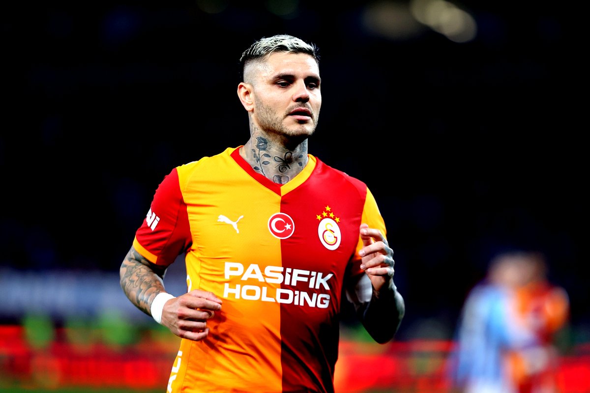 webaslan's tweet photo. "KİM İYİYDİ Kİ ICARDI KÖTÜ DİYELİM"

- Levent Tüzemen: "Trabzon'da hangi Galatasaraylı oyuncu çok iyi oynadı da İcardi için kötü oynadı diyelim? Milli takım dönüşleri kötü sonuçlar için bahanedir. Profesyonellik ciddiyet gerektirir. Okan hoca ve oyuncuları (Barış'ı bir kenara ayırıyorum), yenilgiyi hak ettiler. Okan hoca dersine iyi çalışmıyor. Liverpool maçında elinden sakatlanan ve Trabzon'a kadar, milli takımında 1 dakika oynamayan Lang'ı 11 başlatmak akıl tutulması. Oysa Sallai sağ açık, Barış sol açık oynayabilirdi. Boey sağ bek, Singo da orta alanda dinamizm kazandırırdı." [Sabah]