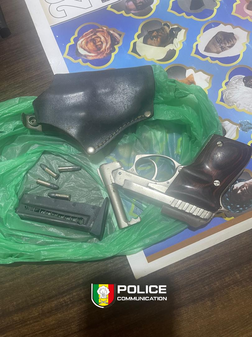 PoliceNationSN's tweet image. Parcelles Assainies ! 
Interpellation d’un individu ayant volé, le jour de la Korité, un sac contenant :  1 Pistolet Automatique (Taurus), 225.000 FCFA &amp;amp; Objets divers.
Ses 2 complices receleurs ont aussi été arrêtés à Grand-Yoff. L'arme a été récupérée.
#PoliceNationale #Sénégal