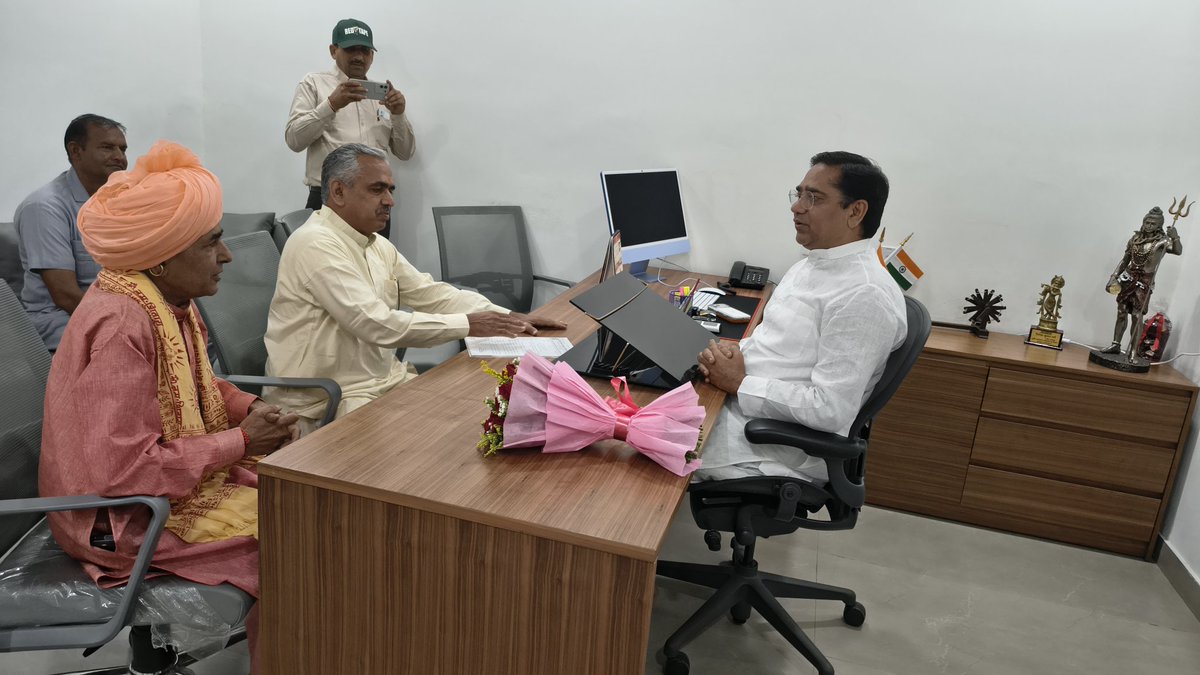 SureshRawatIN's tweet image. जयपुर में राजकीय आवास पर जनसुनवाई में पधारें गणमान्यजनों से मुलाकात कर उनकी समस्याओं को सुना एवं उनके शीघ्र निवारण हेतु संबंधित अधिकारियों को आवश्यक दिशा-निर्देश दिए।

#SSR #Jaipur