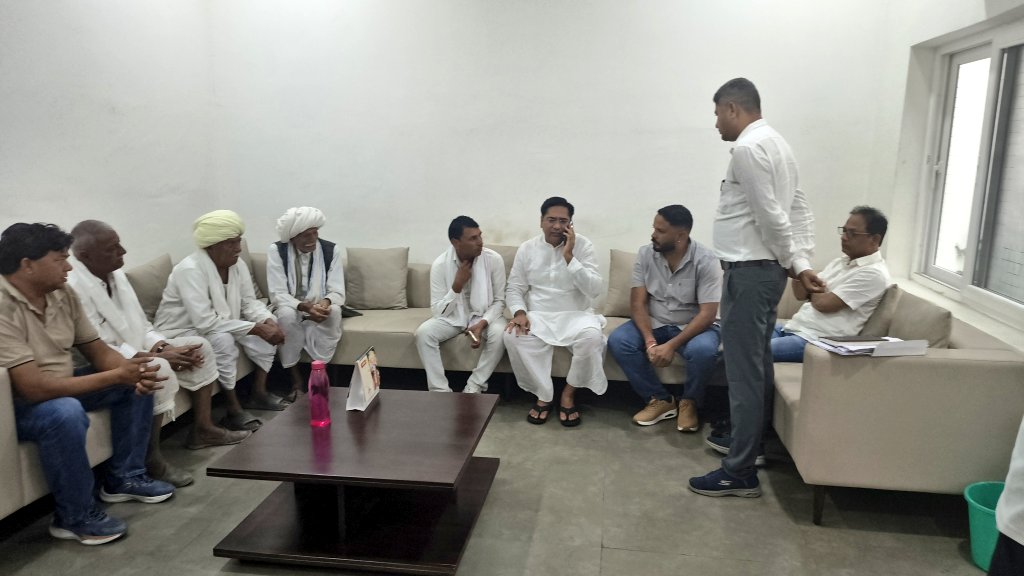 SureshRawatIN's tweet image. जयपुर में राजकीय आवास पर जनसुनवाई में पधारें गणमान्यजनों से मुलाकात कर उनकी समस्याओं को सुना एवं उनके शीघ्र निवारण हेतु संबंधित अधिकारियों को आवश्यक दिशा-निर्देश दिए।

#SSR #Jaipur