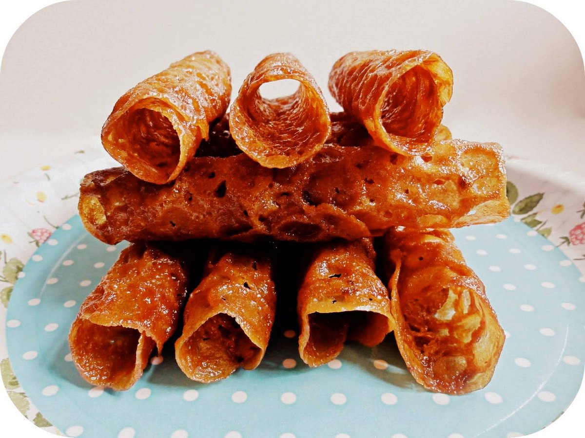 KameelHuise's tweet image. ‘n Tyd gelede blaai ek deur my moederlief se resepteboek, waar alles met die hand geskryf is — nie sommer enige boek nie, maar een uit haar dae by die VLV (Vroue Landbou Vereniging). 
Brandy Snaps 
#MaFloss #recipes  #womeninspiringwomen #catering #Kameelbult