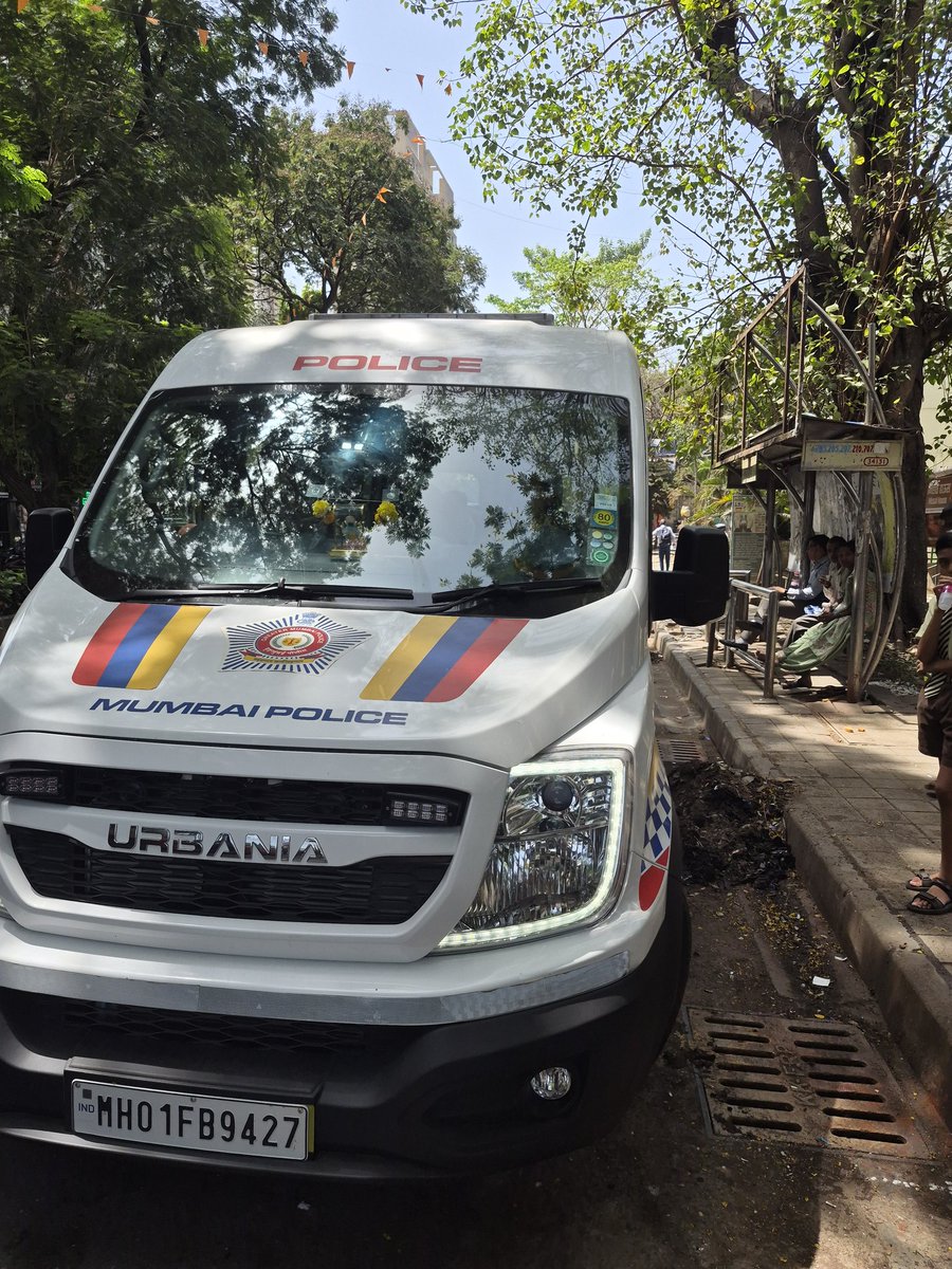 citizens_speak's tweet photo. @MumbaiPolice your own police officials were sitting inside the vehicle and eating Vada pav from the illegal hawker, royally blocking the Bus stop.
Location: Navagaon Bus stop, Dahisar (w)
@CPMumbaiPolice @CMOMaharashtra @GaneshKhankar @RoadsOfMumbai @mumbaimatterz https://t.co/oB8xJNg6tH