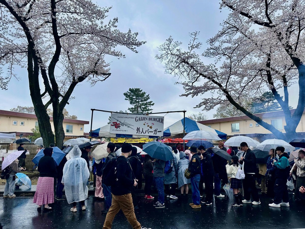 4月4日、北関東防衛局長は #横田基地 で開催されたサクラ・スプリング・フェスティバル2026に参加しました🌸 あいにくの雨模様でしたが、会場 ...