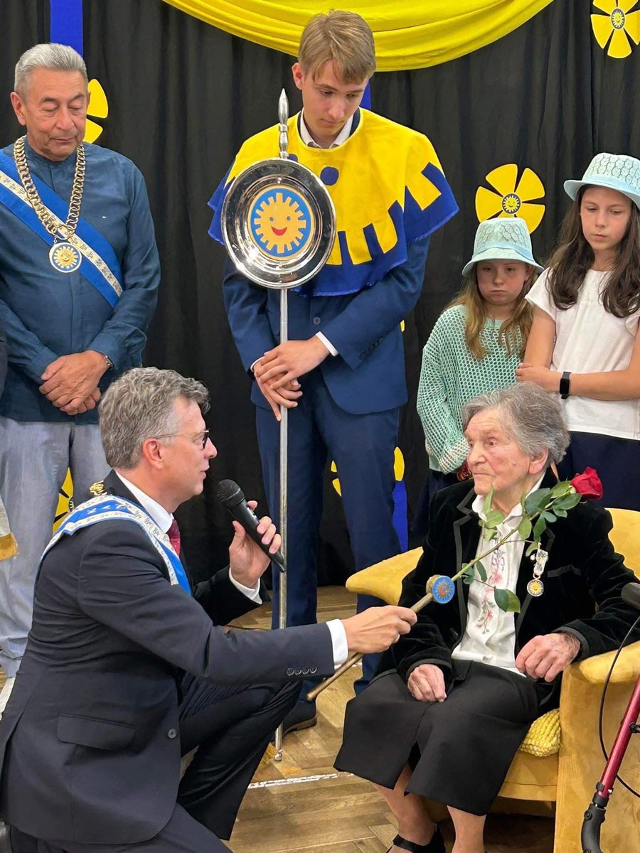 OrderUsmiechu's tweet photo. Wanda Traczyk-Stawska, bohaterka warszawska i Dama Orderu Uśmiechu koczy dzisiaj 99 lat. Dużo zdrowia! https://t.co/A8zc4RC2Bl