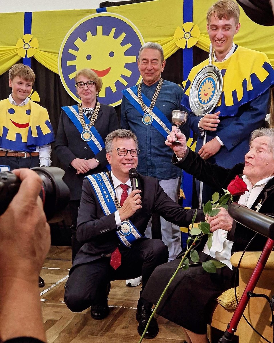 OrderUsmiechu's tweet photo. Wanda Traczyk-Stawska, bohaterka warszawska i Dama Orderu Uśmiechu koczy dzisiaj 99 lat. Dużo zdrowia! https://t.co/A8zc4RC2Bl