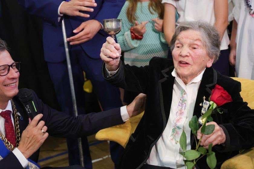 OrderUsmiechu's tweet photo. Wanda Traczyk-Stawska, bohaterka warszawska i Dama Orderu Uśmiechu koczy dzisiaj 99 lat. Dużo zdrowia! https://t.co/A8zc4RC2Bl