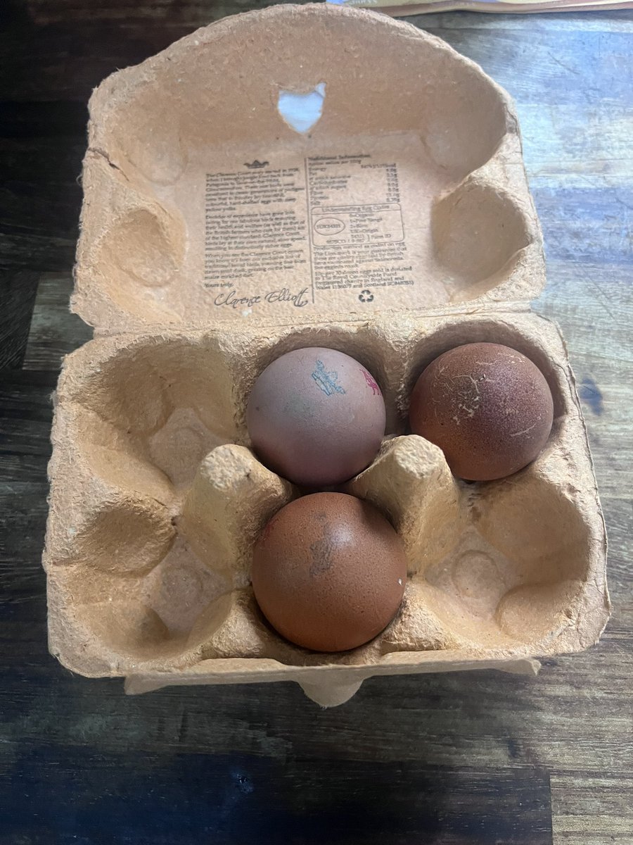 RWT15's tweet photo. @waitrose hello, I’ve just cracked these eggs for breakfast, and one of them is rotten 🤢🤮 https://t.co/DC3djcnNNR