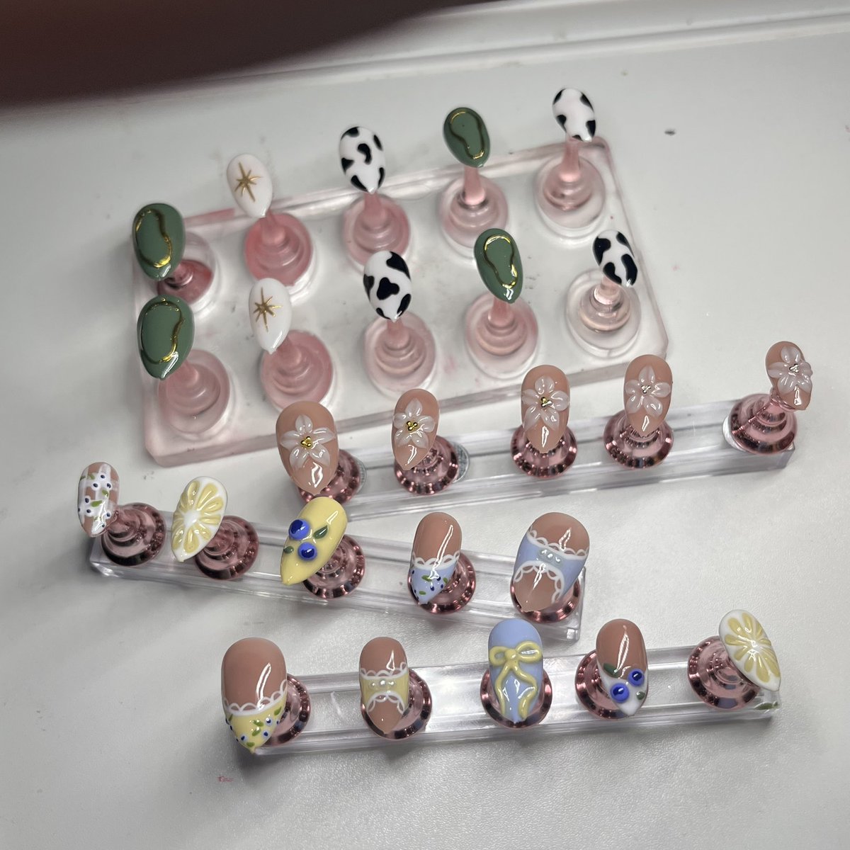 hyjn_brry's tweet image. hello stays~ 

come visit us at booth #9 ; tips &amp;amp; chains! i'll be selling mix and match press on nails and  skzoo nail sets!

 this will be my first event as a merchant so your support will be very much appreciated! see you 🥠🐰🍡

#STAY_inthe_LOOP
#Events_by_Allforskz