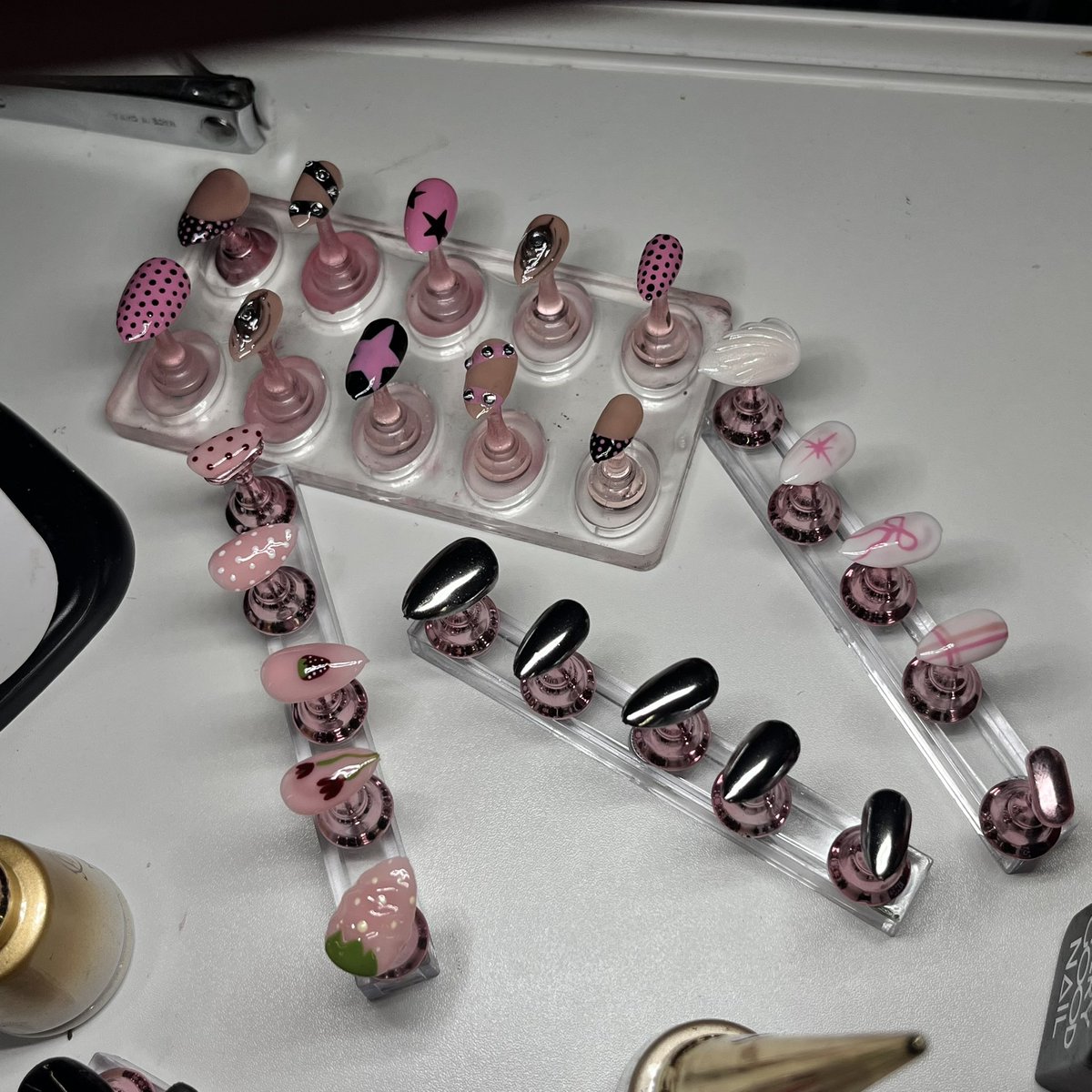 hyjn_brry's tweet image. hello stays~ 

come visit us at booth #9 ; tips &amp;amp; chains! i'll be selling mix and match press on nails and  skzoo nail sets!

 this will be my first event as a merchant so your support will be very much appreciated! see you 🥠🐰🍡

#STAY_inthe_LOOP
#Events_by_Allforskz