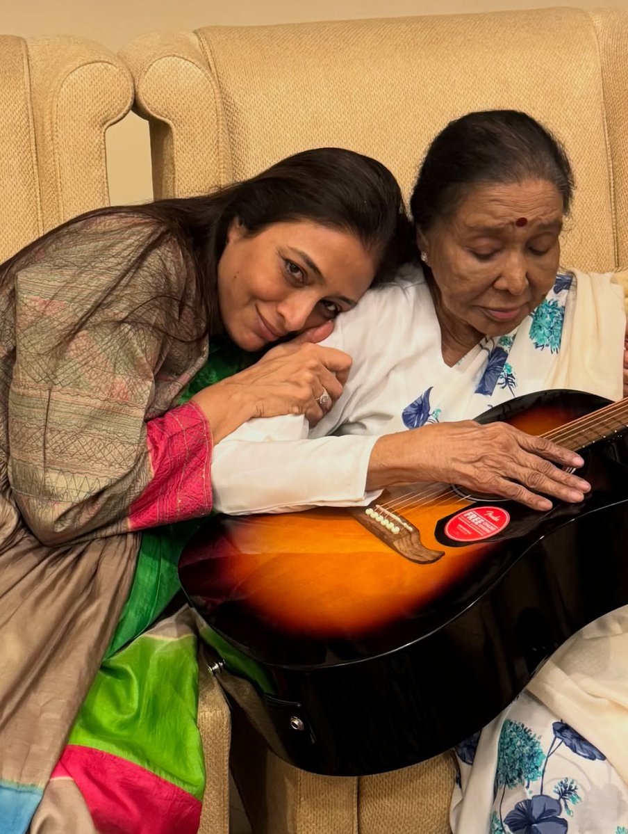 filmfare's tweet image. #Tabu shares heartwarming clicks with #AshaBhosle, sharing how she received a special birthday gift from the legendary singer. ♥️

Swipe to see the heartfelt note. ➡️

#Celebs