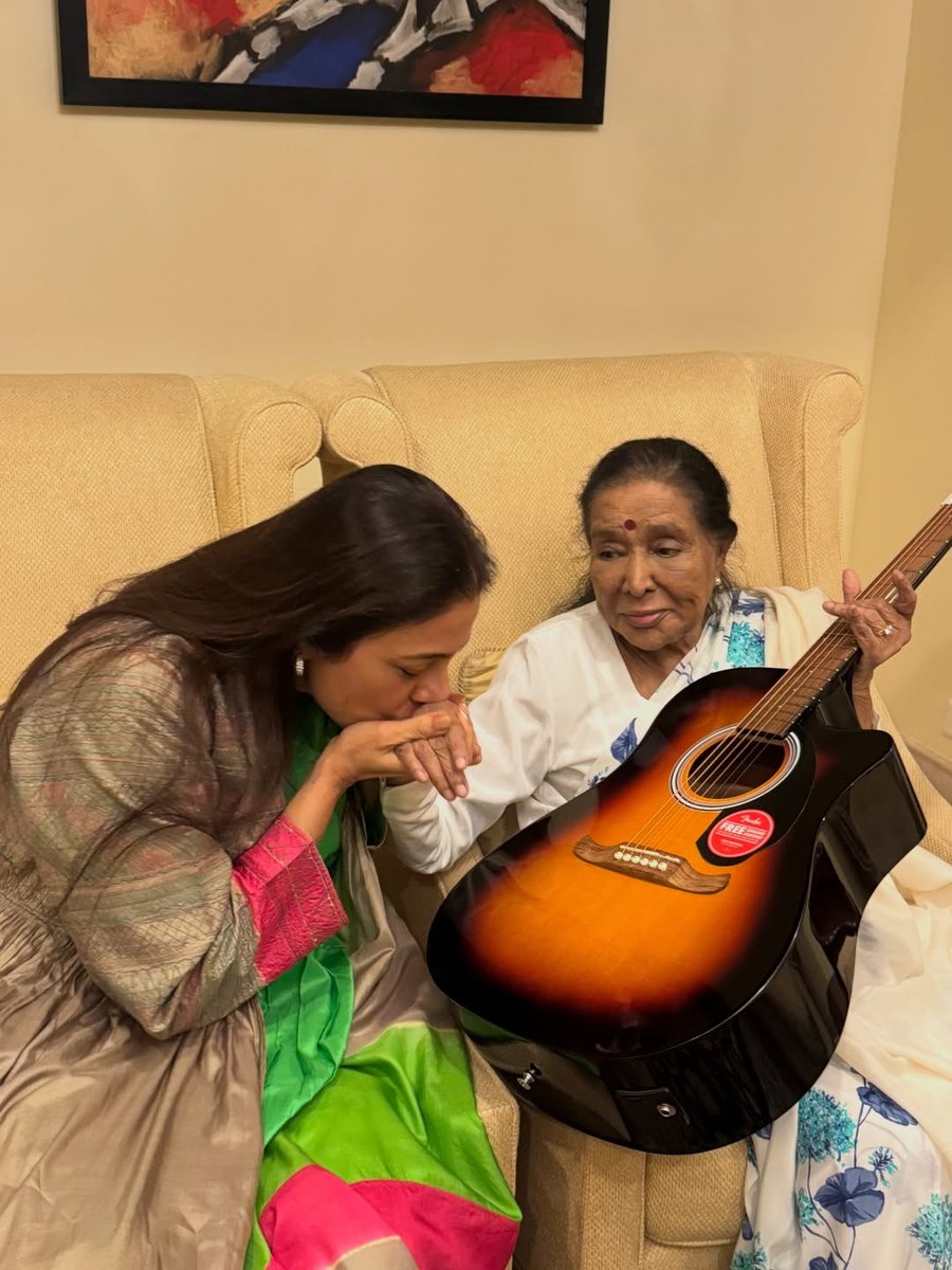 filmfare's tweet image. #Tabu shares heartwarming clicks with #AshaBhosle, sharing how she received a special birthday gift from the legendary singer. ♥️

Swipe to see the heartfelt note. ➡️

#Celebs