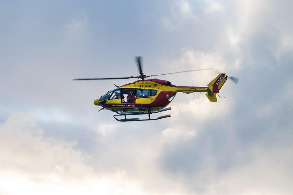 premar_ceclant's tweet image. 🌊 Le 06/04 vers 14h, le #CROSS-A Etel a coordonné une opération de sauvetage suite au signalement d’un nageur en difficulté plage Pereire (#Arcachon).
🚤 Vedettes #SNSM, plongeurs gendarmerie, 🚁 Dragon 33, moyens pompiers et secours ont été engagés.
⛔️ La victime a été