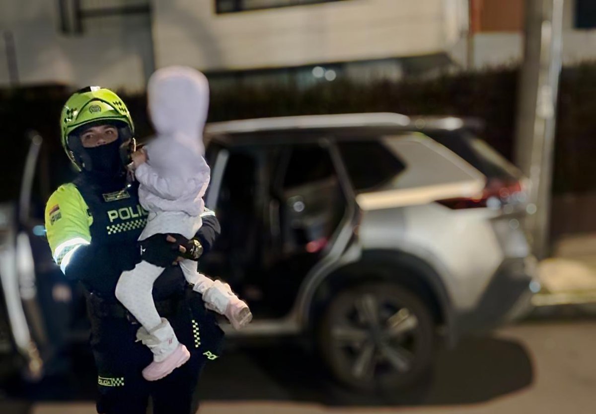 PoliciaBogota's tweet photo. Por aire y tierra se realizó el despliegue en toda la ciudad, luego de la información de un vehículo hurtado en Suba con una menor que estaba en el vehículo, se hizo el cierre de vías, logrando la ubicación de la menor y la recuperación del vehículo en Teusaquillo. https://t.co/L6fSKHA8C4