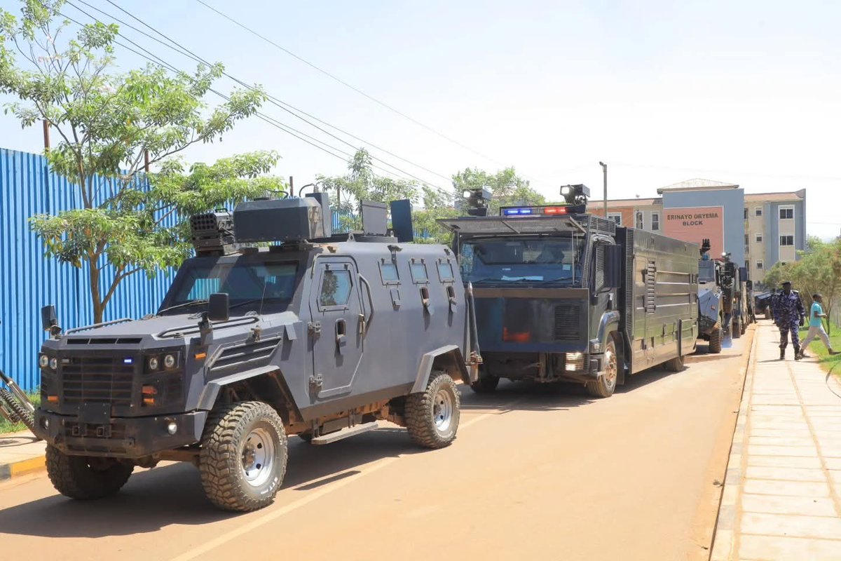 aniku_jakii256's tweet photo. Government is equipping our security forces with modern tools and tech to stay ahead of crime. A safer nation is a stronger nation. #GoldenPosts #SafeUganda #TechForSecurity @PoliceUg @MODVA_UPDF https://t.co/oPWBMAxWB4