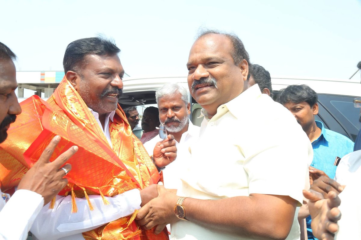 vckyouthwing's tweet photo. #கடலூர்மாவட்டம்,#புவனகிரிசட்டமன்றதொகுதி #திமுக வெற்றி வேட்பாளர் மருத்துவர் @duraiksaravanan அவர்கள் இன்று விசிக கட்சி தலைவர் @thirumaofficial அவர்களை சந்தித்து வாழ்த்து பெற்றார்.
வாக்களிகள்!
மதச்சார்பற்ற முற்போக்கு கூட்டணிக்கு.
#VOTEFORVCK #VCKYOUTHWING
#VOTEFORDMKALLIANCE https://t.co/sCGgPICOeM